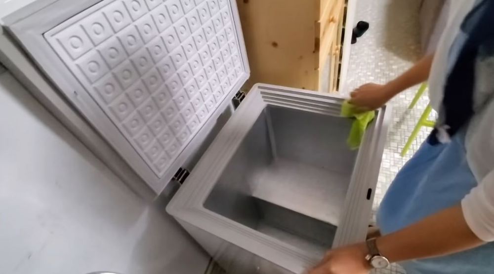 Bukan pakai kipas atau air panas, ini cara cepat bersihkan bunga es di freezer dalam 10 menit