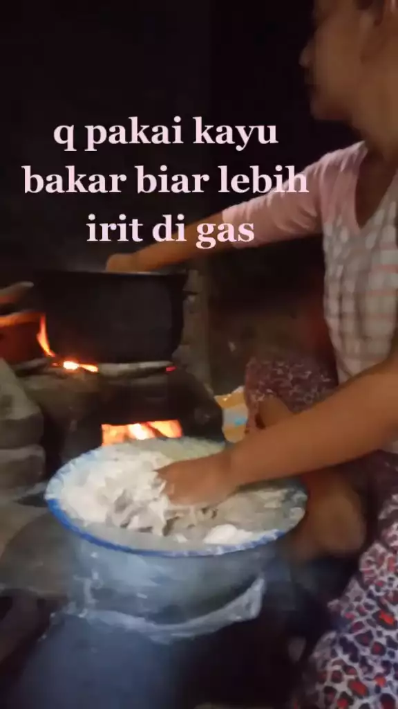 Tanpa sendok, aksi cerdik warganet cetak bakso ini lebih cepat, bentuknya mulus dan bulat sempurna