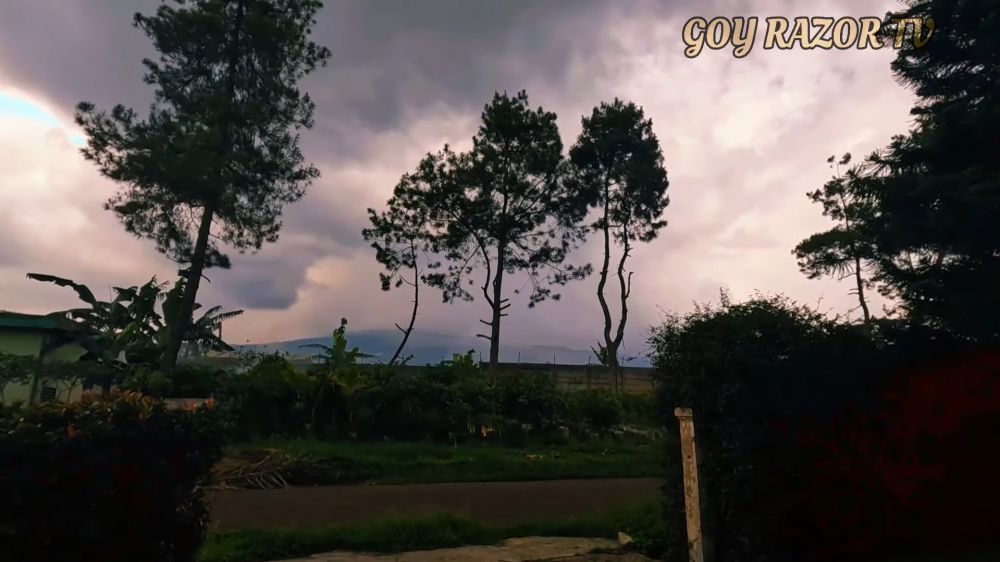 rumah mewah tukul bak istana di atas gunung © berbagai sumber