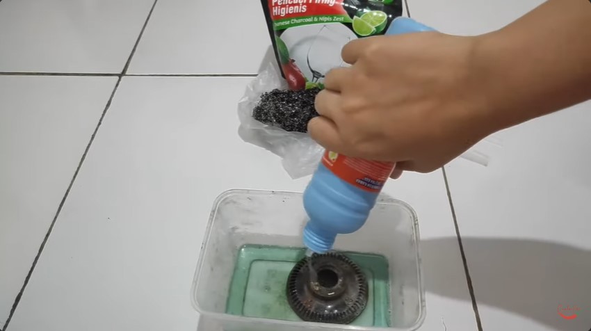 Tanpa sitrun, ini cara mudah bersihkan burner kompor gas menghitam dan berkarat pakai 2 bahan