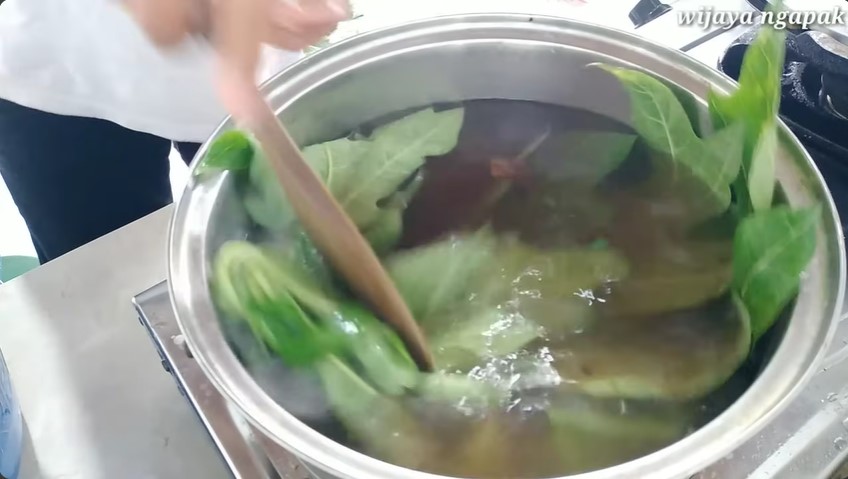 Bukan pakai daun jambu biji atau tanah liat, ini trik ampuh hilangkan rasa pahit daun pepaya