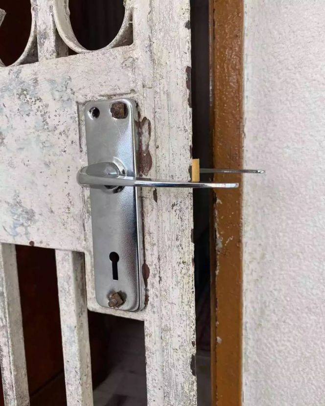 Pintu didesain kreatif bin absurd  Berbagai sumber