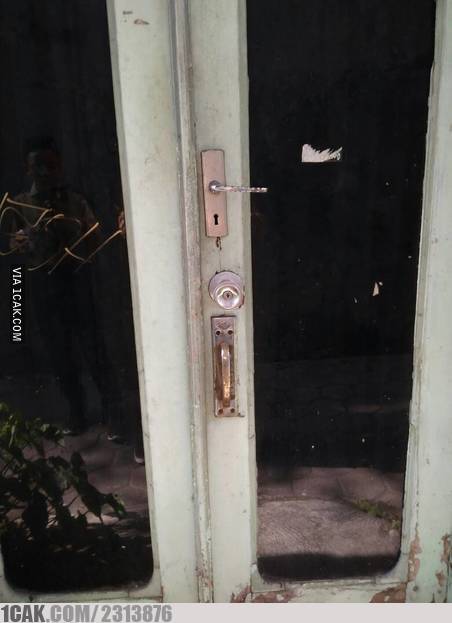 Pintu didesain kreatif bin absurd  Berbagai sumber