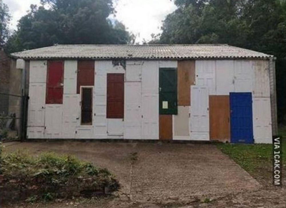 Pintu didesain kreatif bin absurd  Berbagai sumber