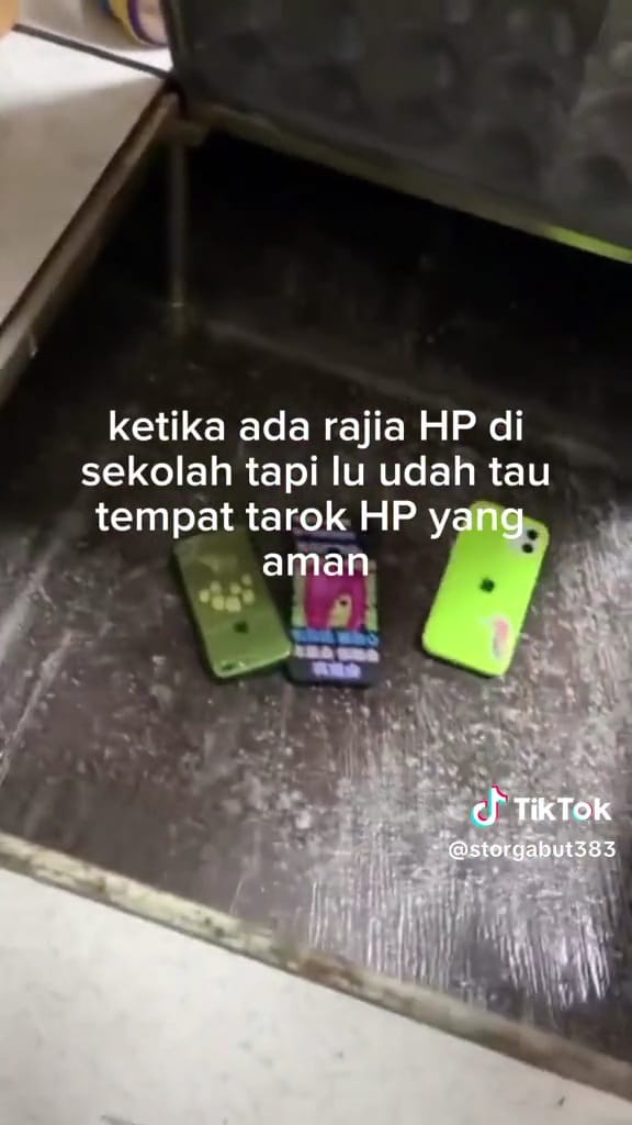 Murid sembunyikan HP dari razia © TikTok