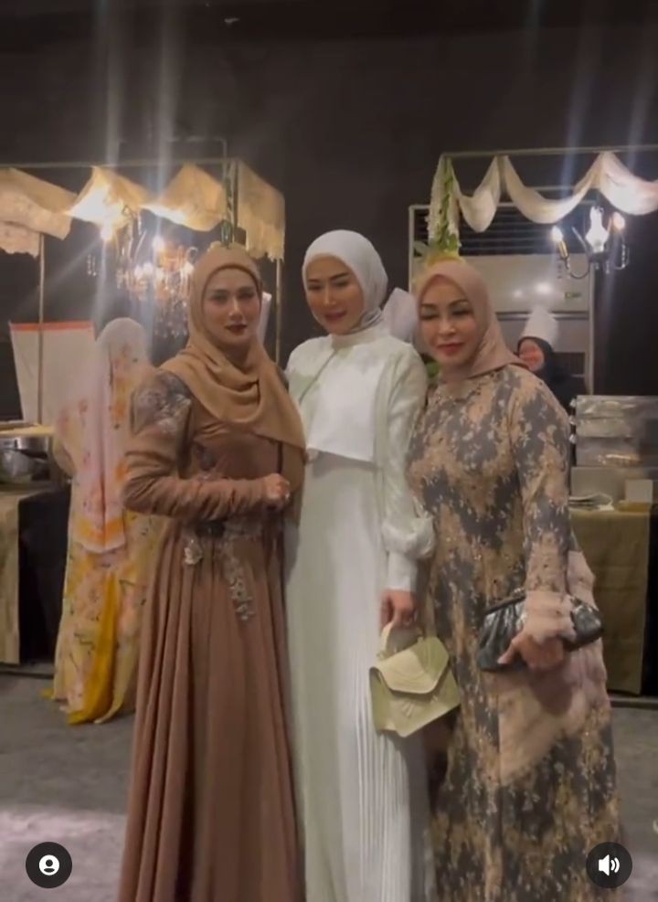 gaya seleb di nikahan adiba dan egy maulana © instagram