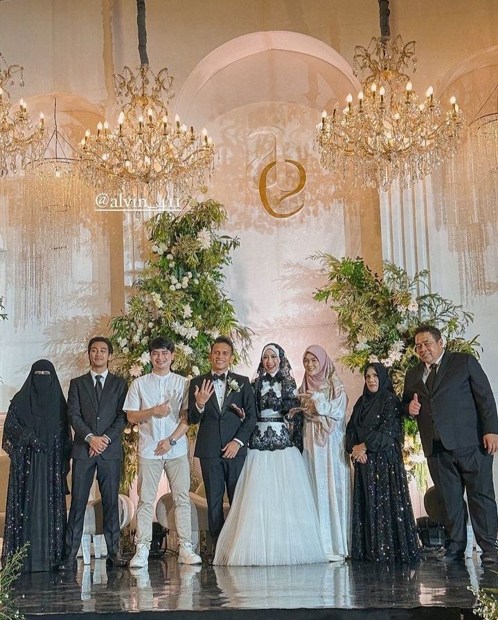 gaya seleb di nikahan adiba dan egy maulana © instagram