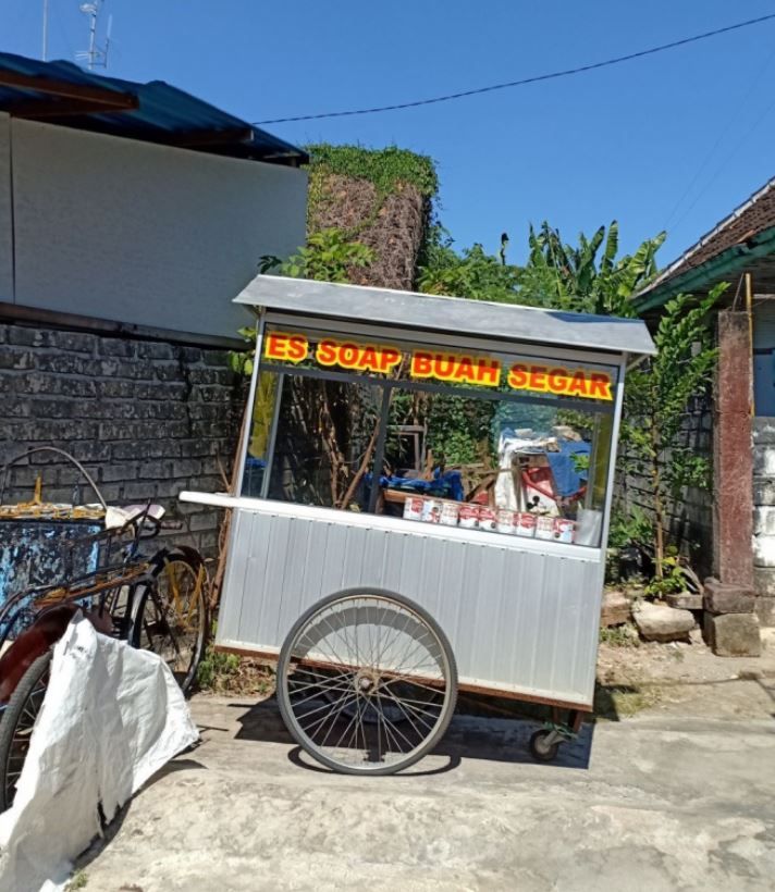 Hidup lagi panas-panasnya, 11 potret kocak penjual es di pinggir jalan ini bikin tertarik beli