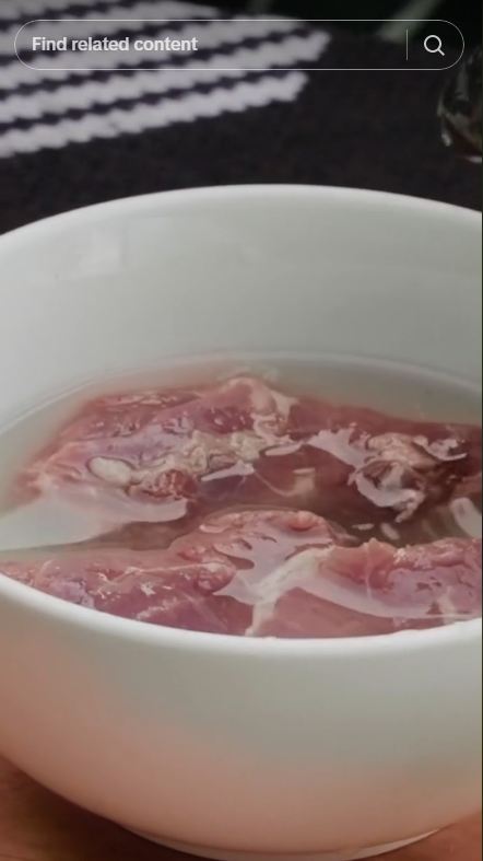 Bukan nanas atau baking soda, begini trik marinasi daging sapi agar makin empuk pakai 1 bahan dapur