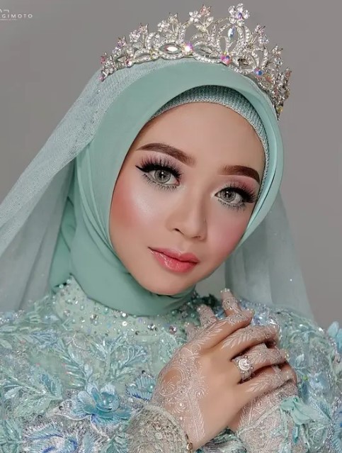 Ega D'Academy di-makeup tebal © Instagram