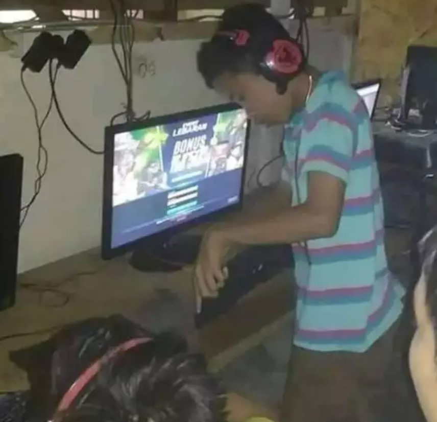 Potret kocak orang main game  Berbagai sumber