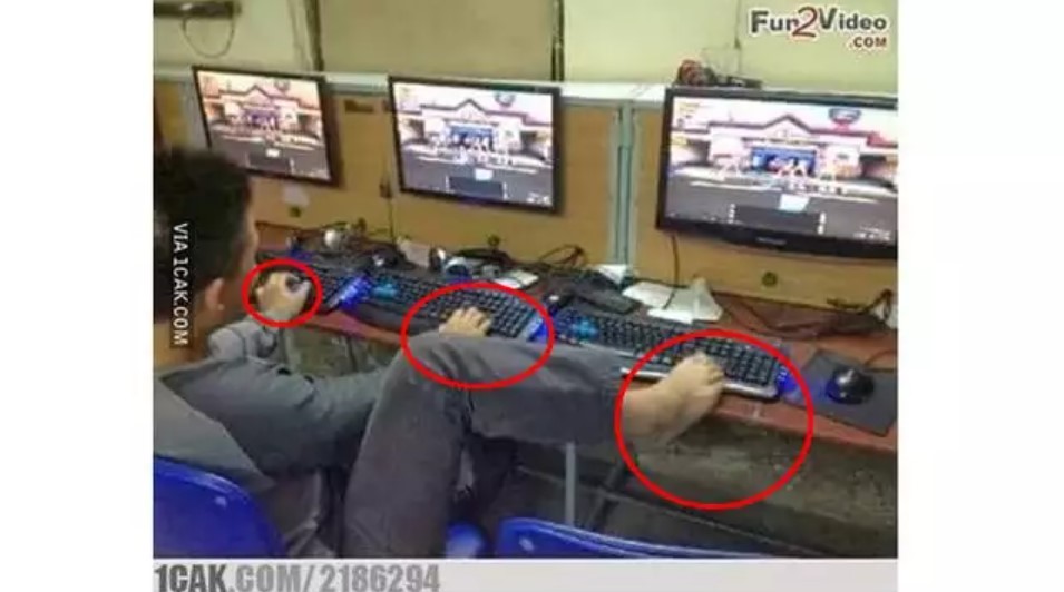 Potret kocak orang main game  Berbagai sumber