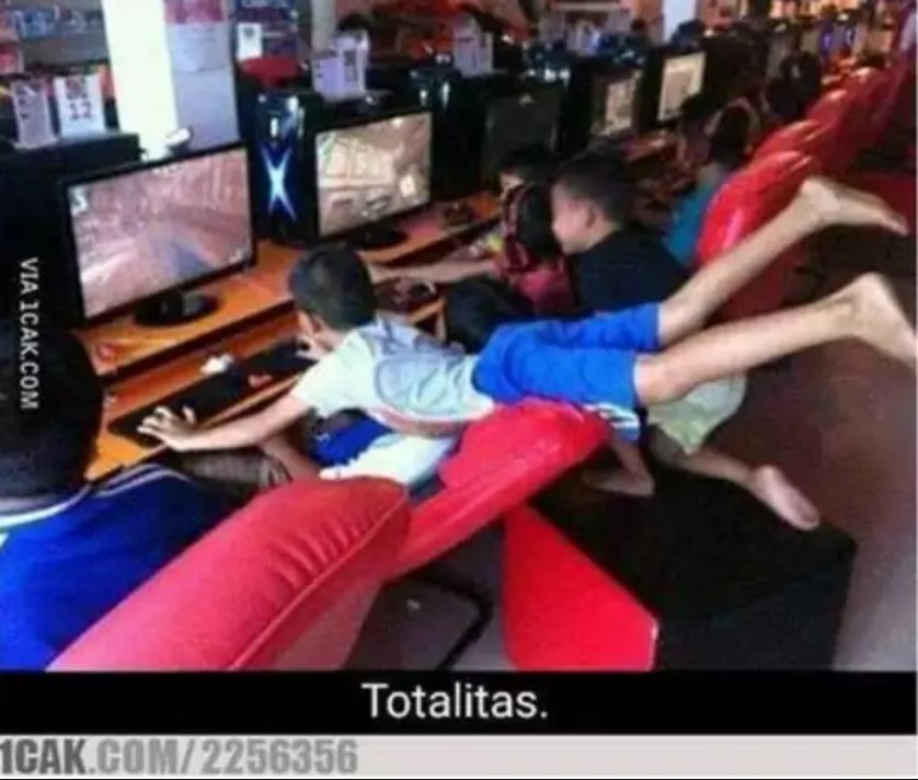 Potret kocak orang main game  Berbagai sumber