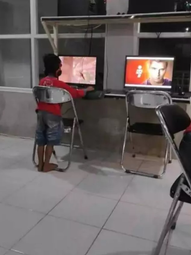 Potret kocak orang main game  Berbagai sumber Potret kocak orang main game  Berbagai sumber