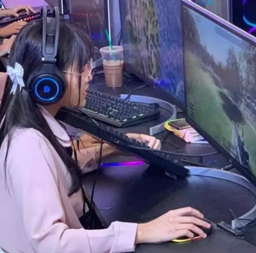 Potret kocak orang main game  Berbagai sumber Potret kocak orang main game  Berbagai sumber