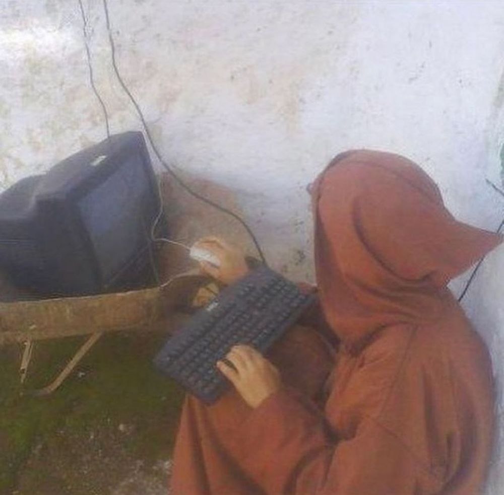 Potret kocak orang main game  Berbagai sumber Potret kocak orang main game  Berbagai sumber