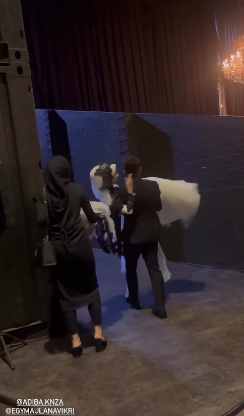 momen Egy gendong Adiba gegara terbelit gaun pengantin © berbagai sumber momen Egy gendong Adiba gegara terbelit gaun pengantin © berbagai sumber