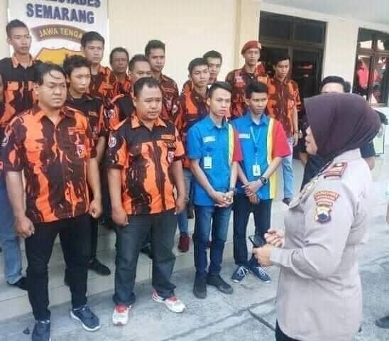Salah kostum bikin pengin ketawa Berbagai sumber