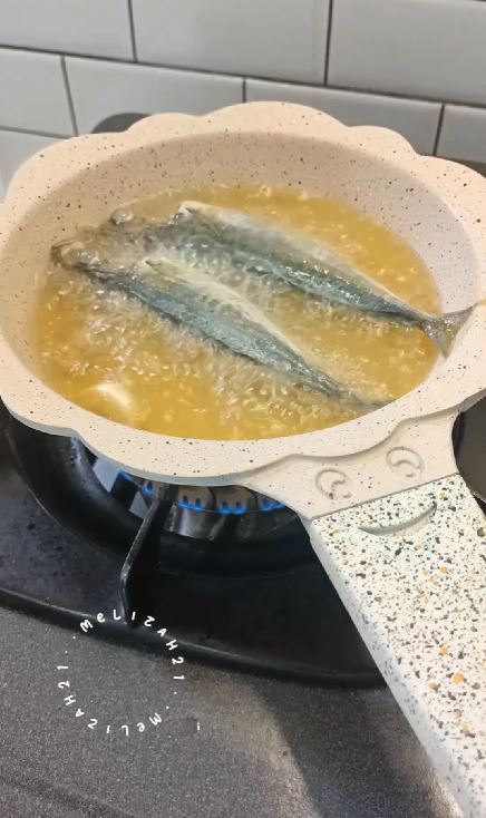 Tanpa tepung terigu, ini trik goreng ikan agar hasilnya garing tahan lama pakai 1 bahan dapur