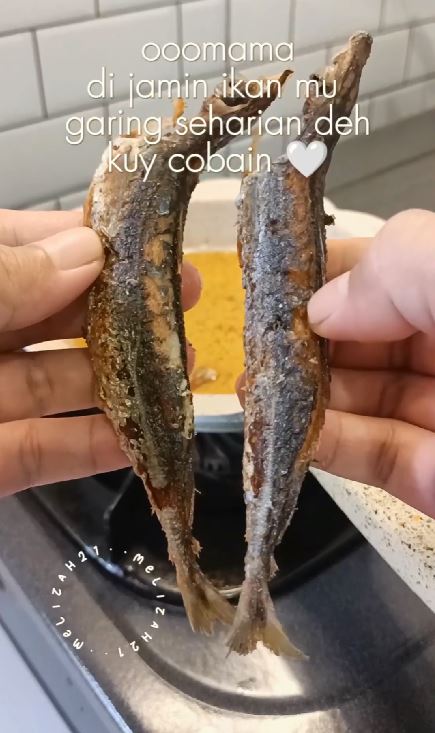 Tanpa tepung terigu, ini trik goreng ikan agar hasilnya garing tahan lama pakai 1 bahan dapur