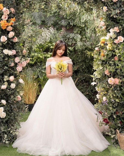 Pemotretan Fuji pakai gaun © Instagram Pemotretan Fuji pakai gaun © Instagram