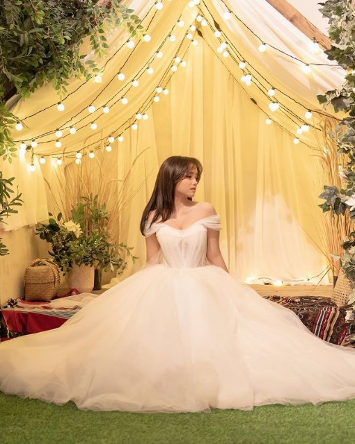 Pemotretan Fuji pakai gaun © Instagram Pemotretan Fuji pakai gaun © Instagram