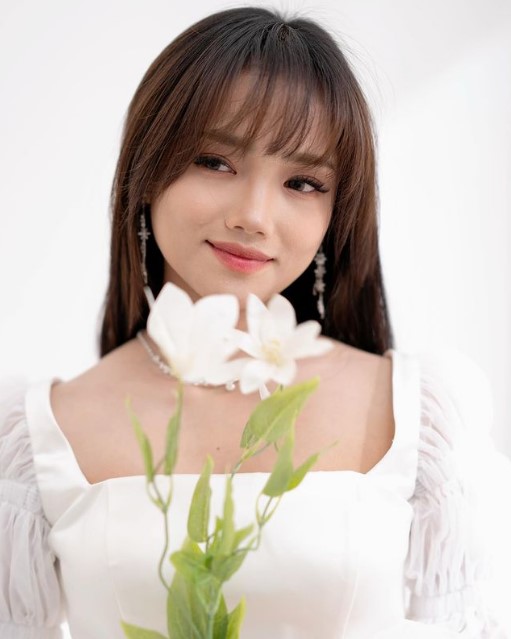 Pemotretan Fuji pakai gaun © Instagram Pemotretan Fuji pakai gaun © Instagram