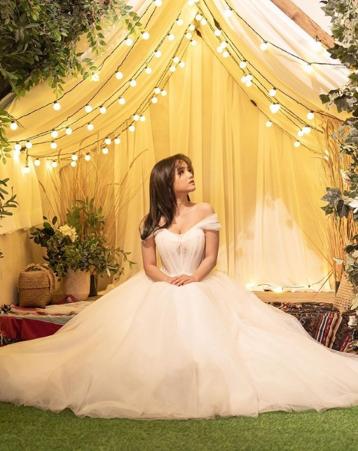 Pemotretan Fuji pakai gaun © Instagram Pemotretan Fuji pakai gaun © Instagram