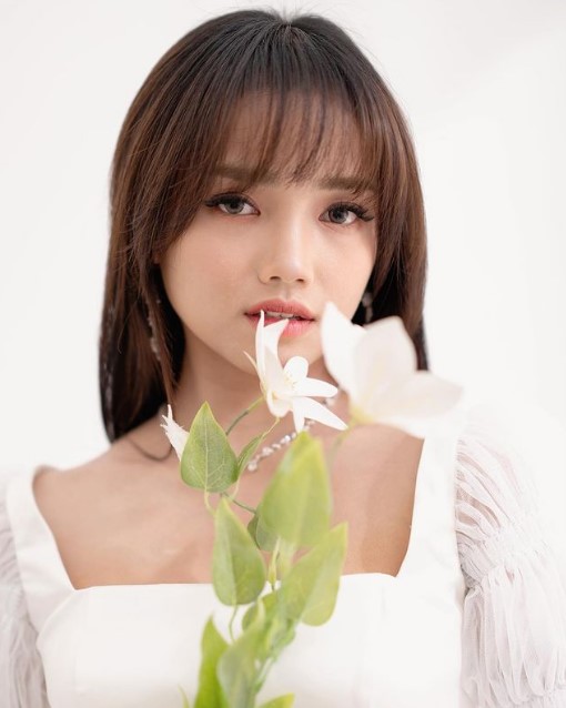 Pemotretan Fuji pakai gaun © Instagram Pemotretan Fuji pakai gaun © Instagram