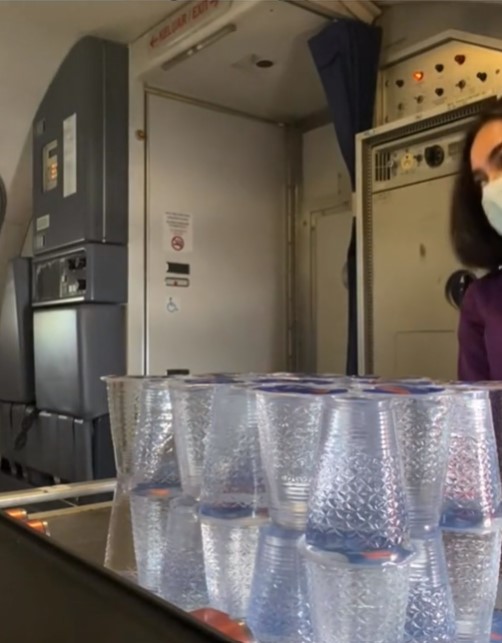 Cara pramugari cantik keluarkan aqua gelas dari kardus ini bikin kagum