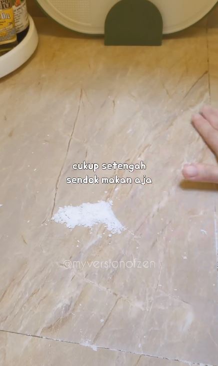 Bukan tepung terigu, begini cara bersihkan tumpahan minyak goreng di lantai pakai 1 bahan dapur