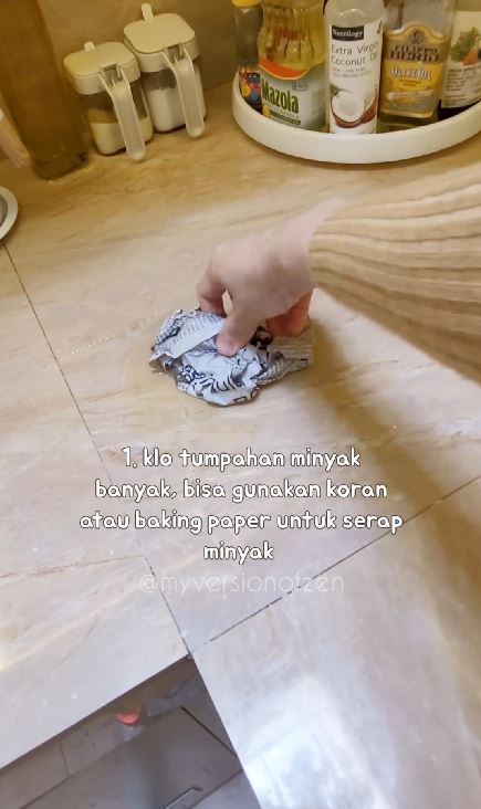 Bukan tepung terigu, begini cara bersihkan tumpahan minyak goreng di lantai pakai 1 bahan dapur
