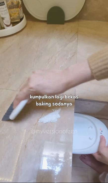 Bukan tepung terigu, begini cara bersihkan tumpahan minyak goreng di lantai pakai 1 bahan dapur