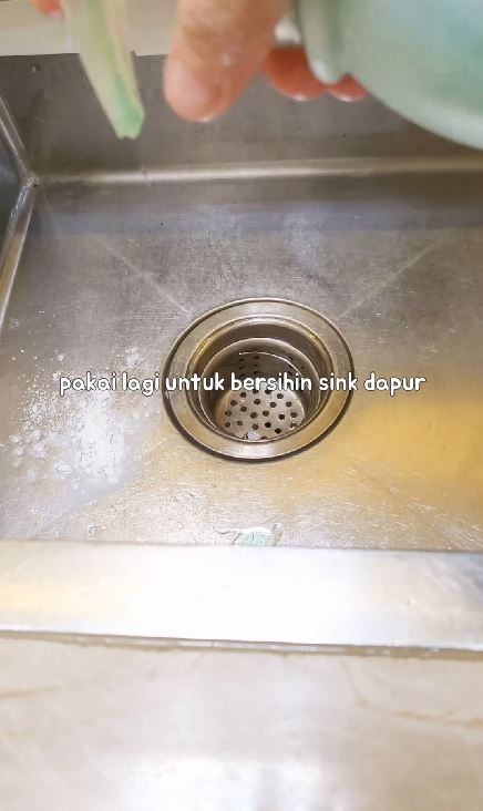 Bukan tepung terigu, begini cara bersihkan tumpahan minyak goreng di lantai pakai 1 bahan dapur