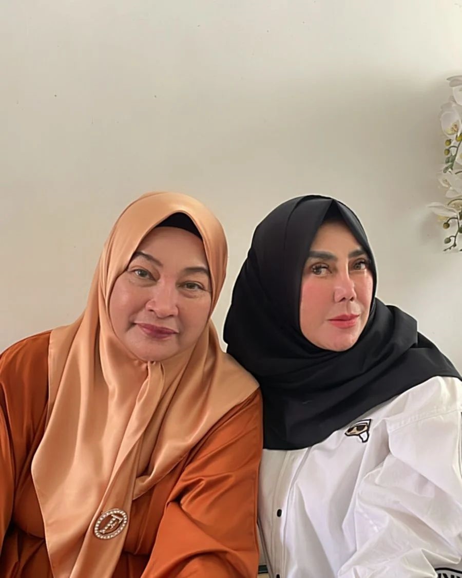 potret kenangan kebersamaan Amy Qanita dan mendiang ibunda Jeje Govinda © berbagai sumber potret kenangan kebersamaan Amy Qanita dan mendiang ibunda Jeje Govinda © berbagai sumber