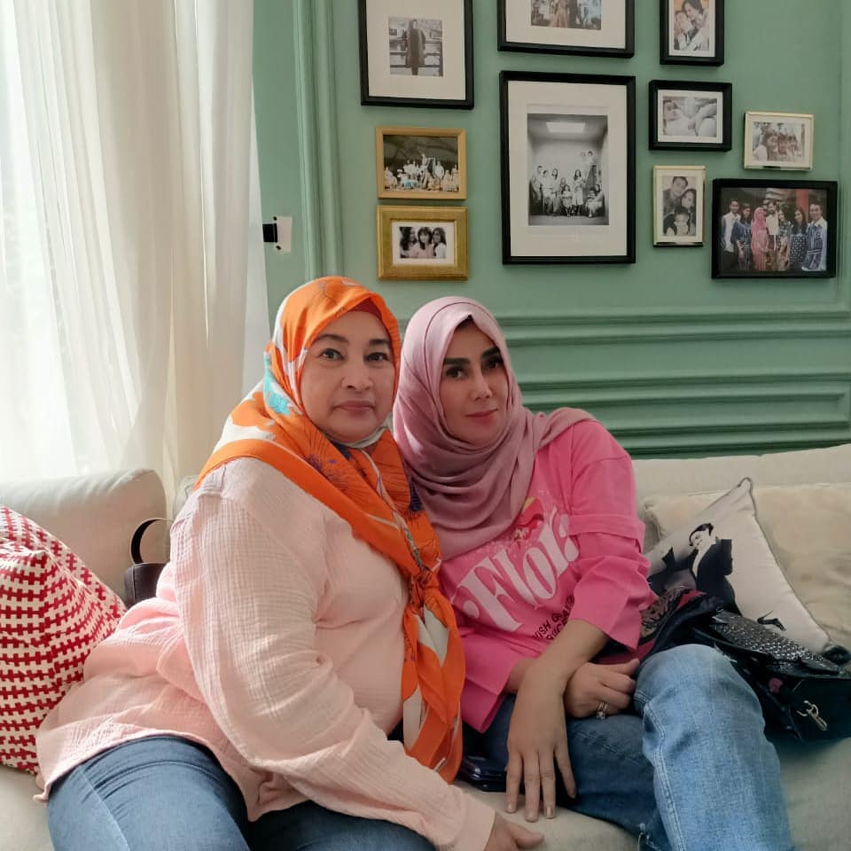 potret kenangan kebersamaan Amy Qanita dan mendiang ibunda Jeje Govinda © berbagai sumber potret kenangan kebersamaan Amy Qanita dan mendiang ibunda Jeje Govinda © berbagai sumber