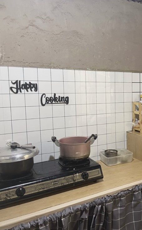 dapur jadul dirombak pakai stiker © 2023 brilio.net