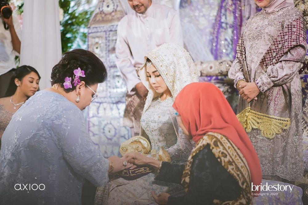 pesona seleb di acara malam bainai sebelum nikah © berbagai sumber pesona seleb di acara malam bainai sebelum nikah © berbagai sumber