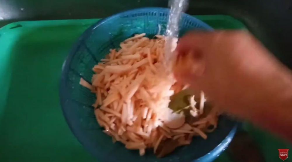 Tanpa garam atau gula, begini cara ampuh menghilangkan rasa pahit rebung pakai 1 jenis daun