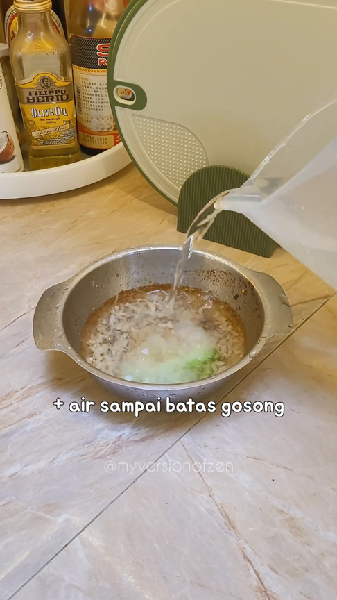 Bukan baking soda, ini cara bersihkan kerak gosong di bagian dalam panci pakai 2 bahan dapur