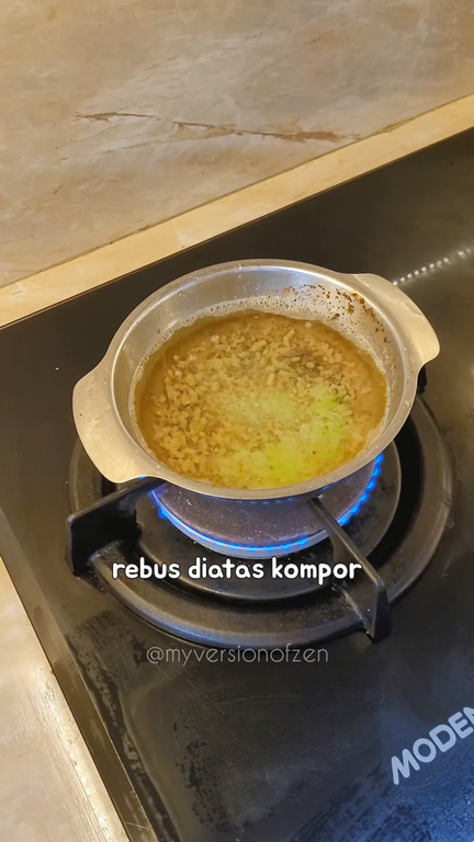 Bukan baking soda, ini cara bersihkan kerak gosong di bagian dalam panci pakai 2 bahan dapur