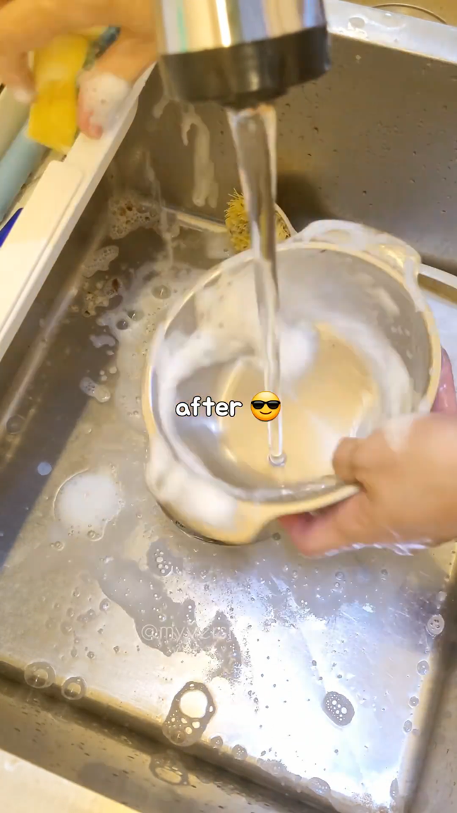 Bukan baking soda, ini cara bersihkan kerak gosong di bagian dalam panci pakai 2 bahan dapur