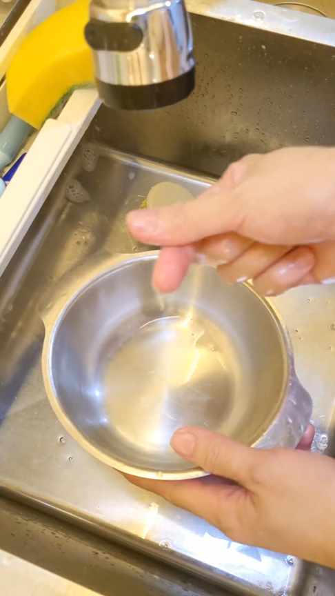 Bukan baking soda, ini cara bersihkan kerak gosong di bagian dalam panci pakai 2 bahan dapur