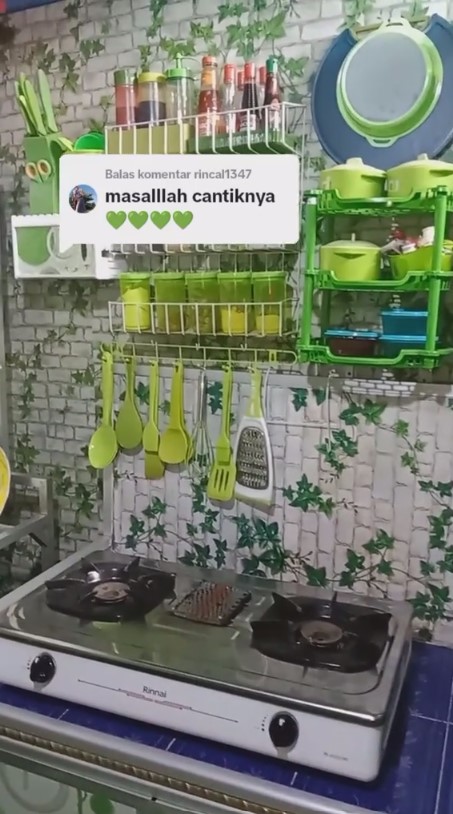 dapur kayu sederhana serba hijau © 2023 brilio.net