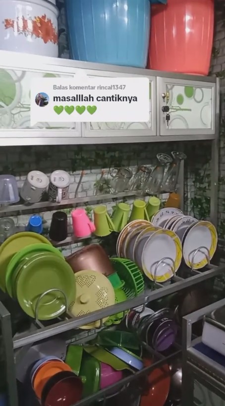 dapur kayu sederhana serba hijau © 2023 brilio.net