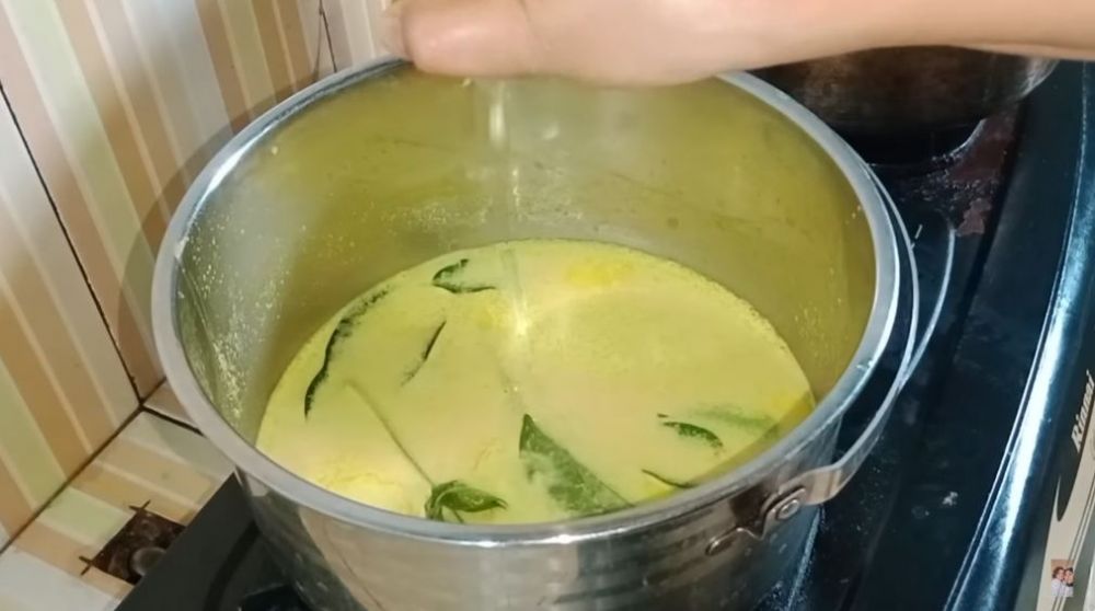 Trik memasak nasi kuning supaya warnanya lebih cerah, awet, dan tak cepat basi