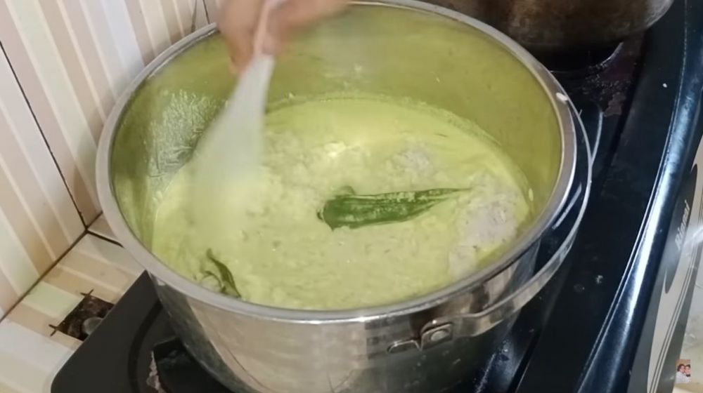 Trik memasak nasi kuning supaya warnanya lebih cerah, awet, dan tak cepat basi