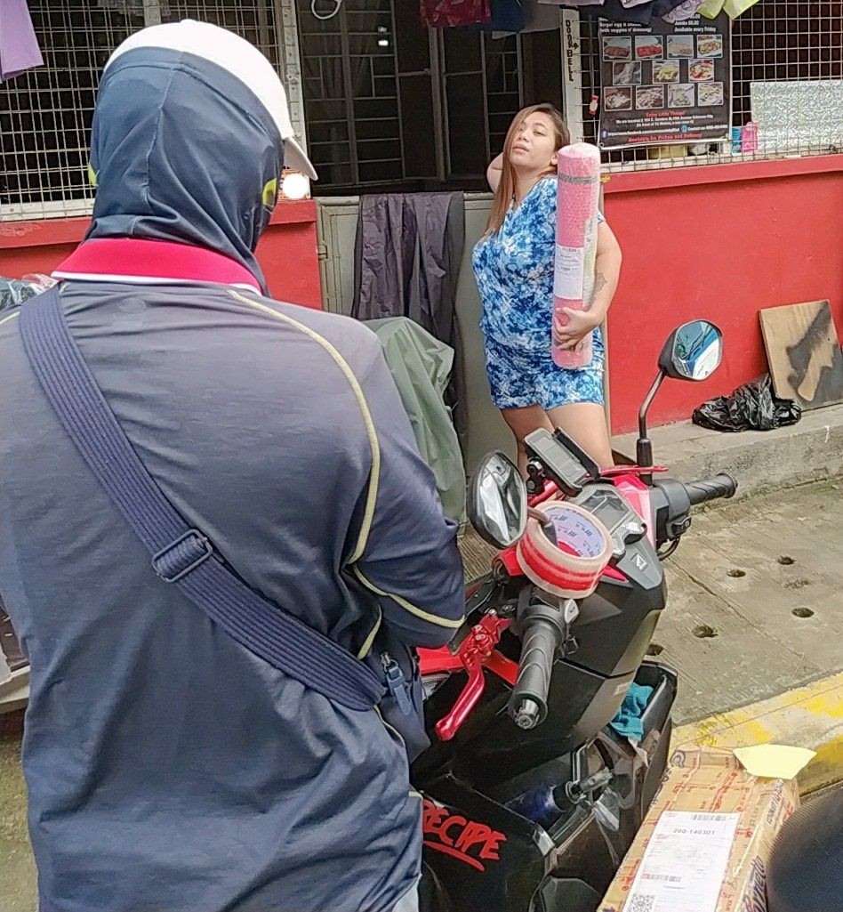 pose terima paket berbagai sumber pose terima paket berbagai sumber