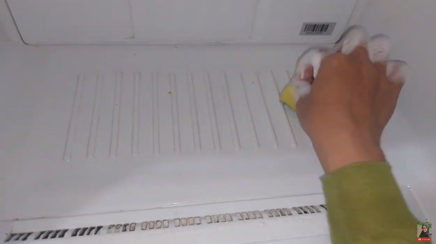 Tanpa cuka, begini cara ampuh enyahkan bau tak sedap di dalam kulkas pakai 1 bahan dapur