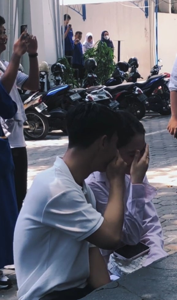 momen Azizah Salsha dampingi Arhan ke kampus © berbagai sumber momen Azizah Salsha dampingi Arhan ke kampus © berbagai sumber